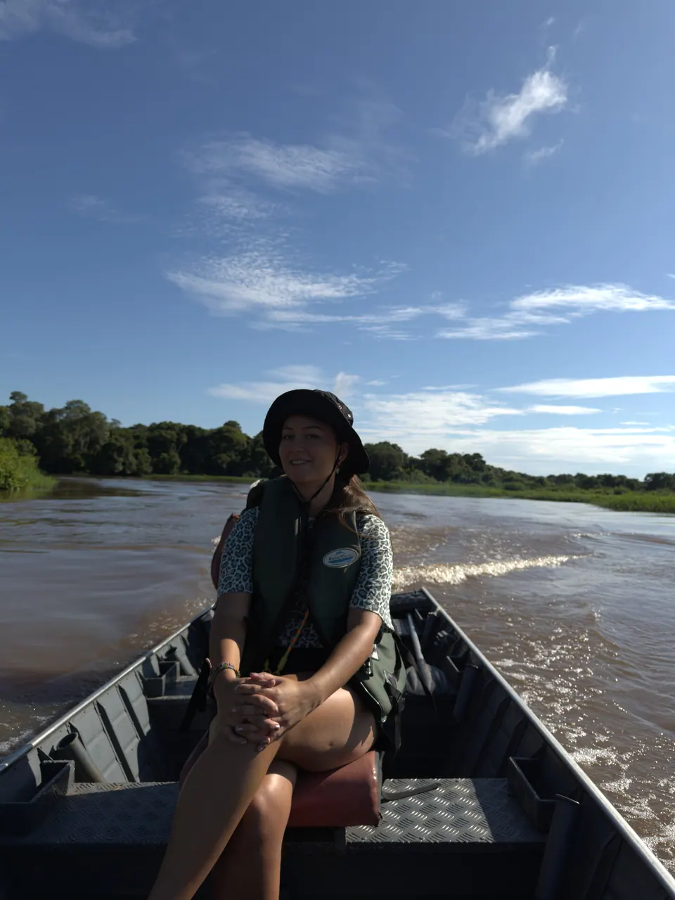 Ein Gast auf einer Bootssafari auf dem Fluss