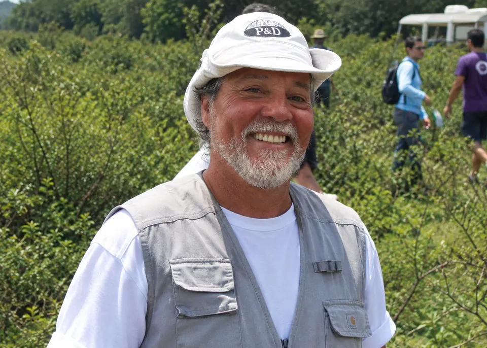 Gil, oprichter van Pantanal Discovery, lachend in het veld