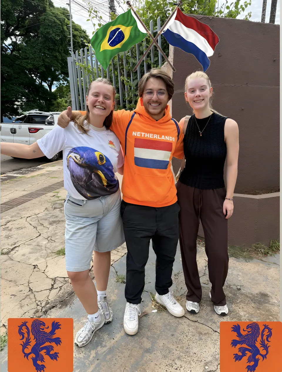 Lachende gasten met de Braziliaanse en Nederlandse vlag in Campo Grande