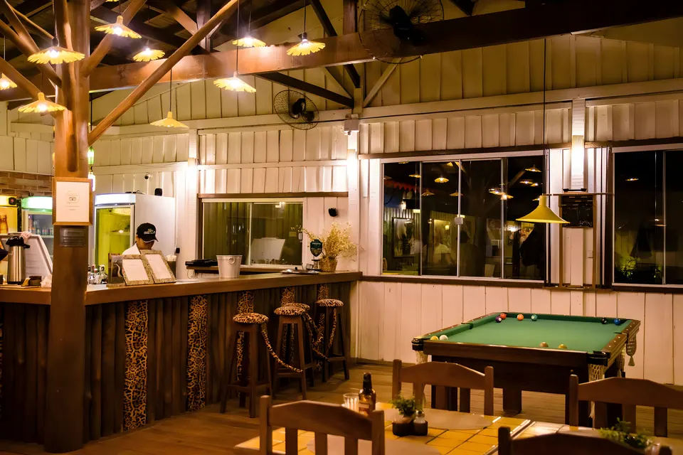 Bar y zona de juegos