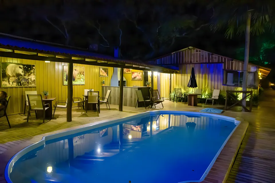 La piscina del lodge de noche