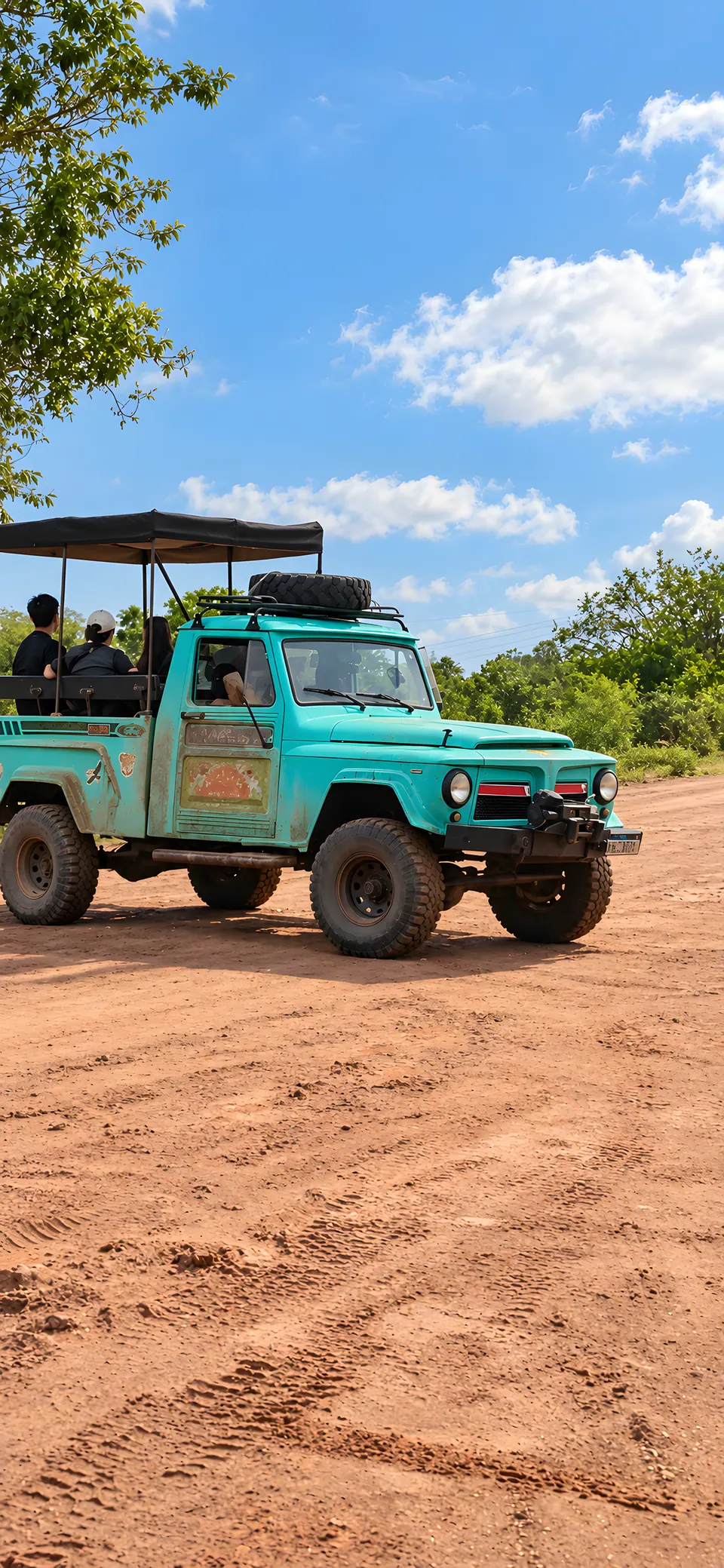 Vehículo de safari en un camino de tierra