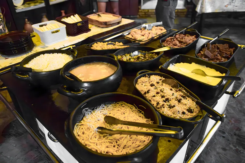 Buffet mit regionalen Gerichten
